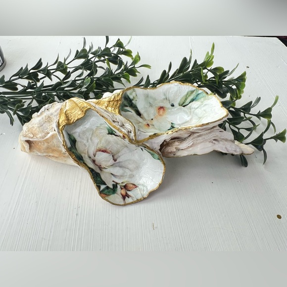 Hand Crafted Other - CLOSING SALE NWT Decorative Magnolia Flower Oyster Cluster Shell